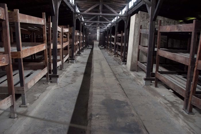 Interno della baracca in legno di Auschwitz II - Birkenau