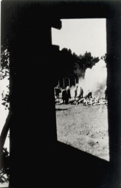 Una delle foto scattate di nascoso nel 1944 a Birkenau – cremazione sul rogo