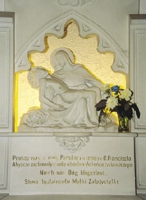 Un frammento della lastra tombale della Madre Fondatrice - Maria Margherita Szewczyk dentro la chiesa di Santa Maria Addolorata